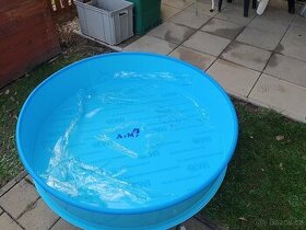 Kruhový plastový bazének.
