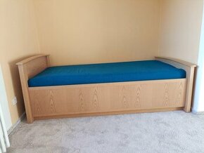 postel pro jednu osobu s nastavitelnou výškou matrace