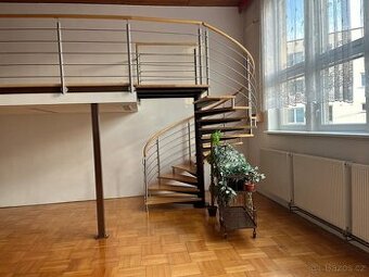 Dřevěné točité schodiště a nerezové zábradlí