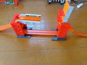 Hot wheels Truck builder padací most