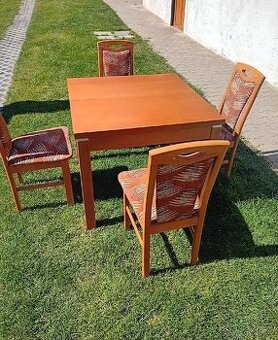 Jídelní stul s židlemi