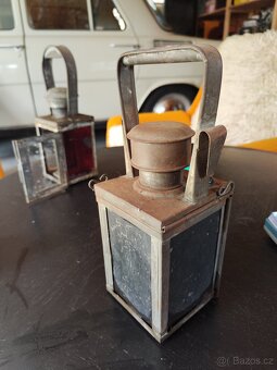 Stará petrolejová a bateriová drážní lampa