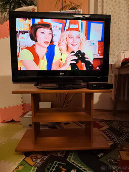 Komplet: TV LG 32'' + DVB-T2 Tesla tuner + TV stolek