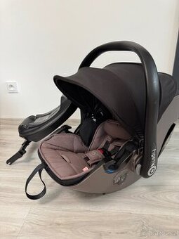 Autosedačka Kiddy evoluna i-Size včetně isofix báze