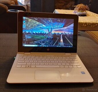 Pěkný, značkový s dotykovým displayem 12, plně funkční, bate