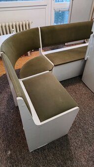 Rohová lavice + 2 židle a stůl