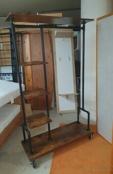 Pojízdný rustikální věšák