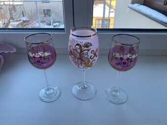 Barevné vínové sklenice