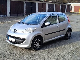 Peugeot 107 1.0 vvt-i, najeto 122 tis, klima, zánovní zimáky