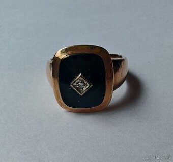 Zlaty prsten s onyxom a malym briliantom