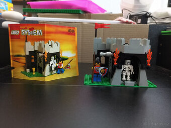 LEGO Castle 6036 Skeleton Surprise