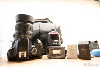 Nikon D5100 + objektiv Nikkor 18-55mm + Blesk Metzt a další