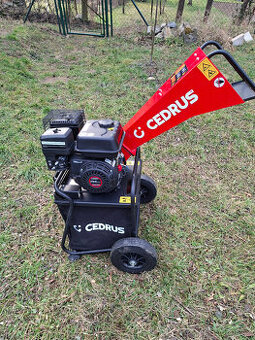 štěpkovač, drtič větví Cedrus