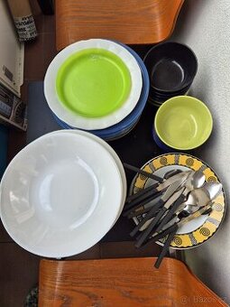 Talíře, židle, koše na prádlo, misky a příbory