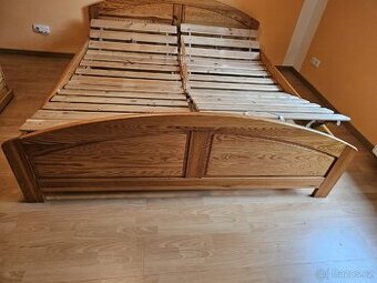 Dřevěna postel s polohovatelnými  dřevěnymi rošty
