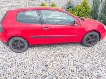 VW Golf V - 1,6 FSI - 85 KW benzin / 6 kvalt
