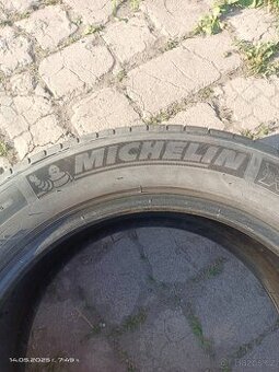 Prodám celoroční pneu Michelin R17