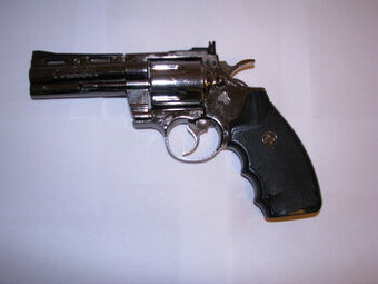 Pistole PYTHON 357 jako zapalovač (revolver)