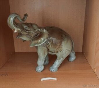 Slon porcelanový