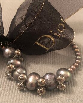 Dior beauty náramek s fialovými perlami a mašlí - 1