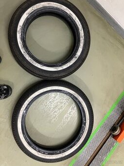 Pneu moto retro cafee