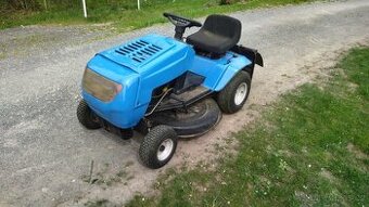 Traktor MTD na sečení trávy