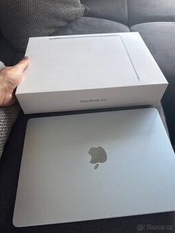 MacBook Air M4 modrý spěchá - 1