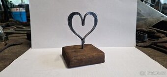 Kované srdce na dřevěném podstavci