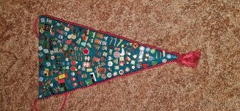 Mix mincí a odznáčků.