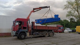 Služby v oblasti dopravy s hydraulickou rukou a kontejnerem.