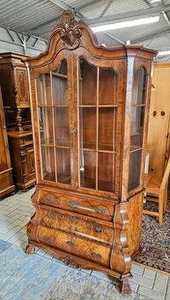 Luxusní vitrína v barokním stylu - břichatka - kořenice