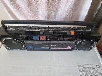 Prodám RETRO rádio INTERNATIONAL model AK 21 viz foto.
