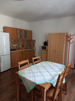 Garsonka (1+KK) v přízemí RD Klecany-Klecánky