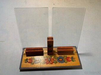 Starý, malovaný stojánek na 2 fotografie