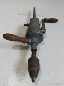 staré nářadí - ruční vrtačka, mazací lisy