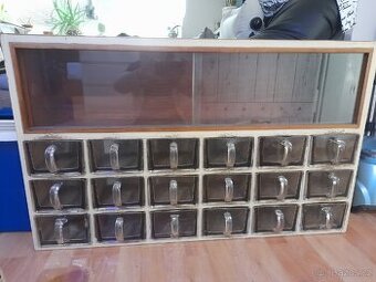 Starožitná skříňka se šuplíky