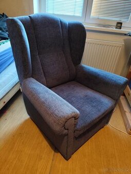 Šedomodré křeslo typu ušák