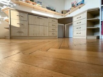 Rohový psací stůl s šuplíky