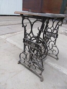 Nabízím starožitný šicí stroj  Durkopp z 19 stol. Bohatě orn