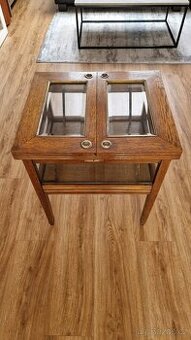 Krásný starožitný bar s výtahem - mechanismus