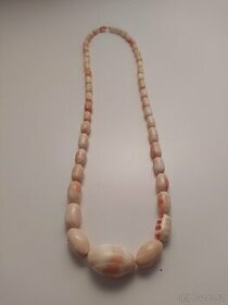 Náhrdelník s perlami vyrobenými z ulity Cypraecassis rufa