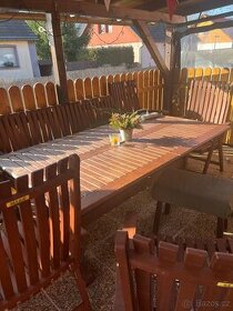 Prodám masivní dřevěný zahradní stůl