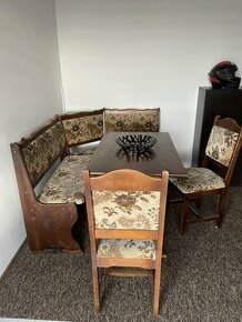 Rohová lavice, stůl a 2 židle