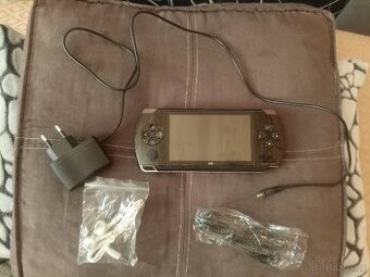 Přenosná herní konzole typu PSP X6 černá