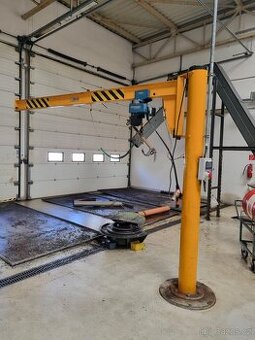 Sloupový otočný jeřáb Demag 250 kG - 1