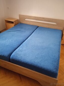 Manželka postel s rošty i matracemi