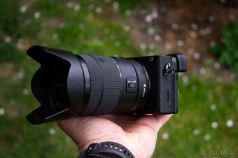 Sony A6400 + 18-135 mm, příslušneství