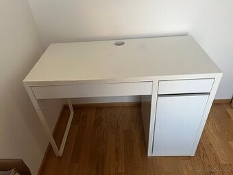 Bílý stůl IKEA