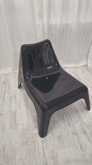 Černé plastové křeslo Ikea