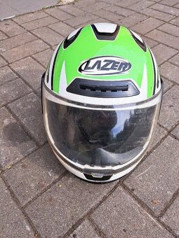Starší integrální přilba LAZER na motorku